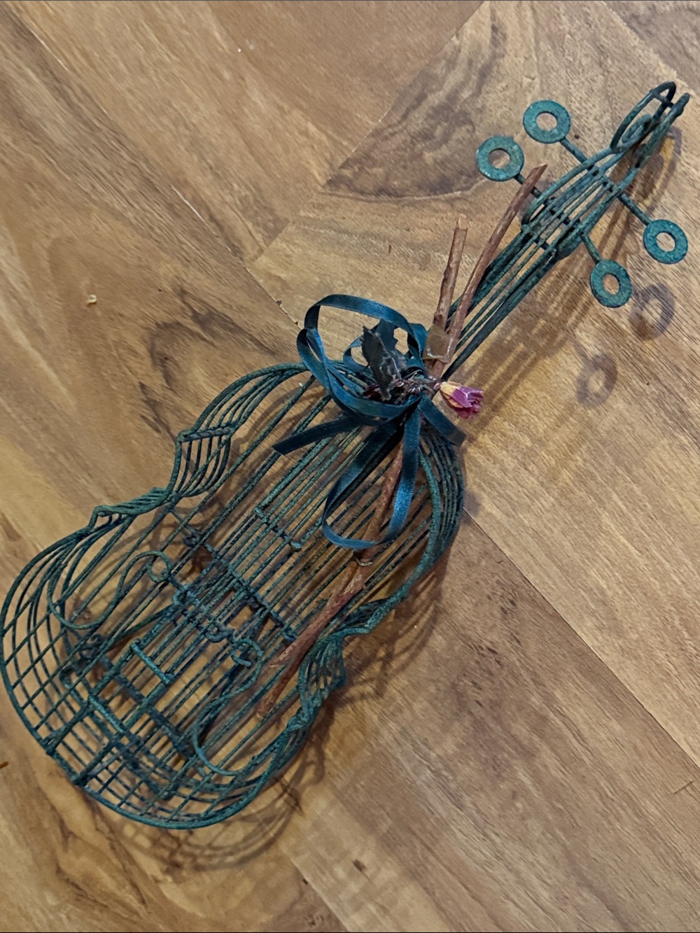 Vintage unique violin decor with ribbon and natural wooden sticks.